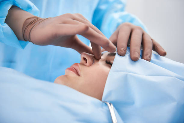 Une rhinoplastie mal réalisée peut provoquer une asymétrie du visage. En effet, le nez peut sembler penché ou déformé.