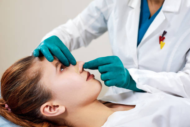 La rhinoplastie fonctionnelle vise principalement à corriger les problèmes respiratoires. En effet, certaines personnes naissent avec