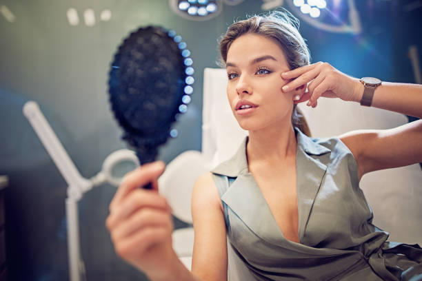 La chirurgie du nez, aussi appelée rhinoplastie, modifie la structure nasale. Par conséquent, elle agit directement sur le profil
