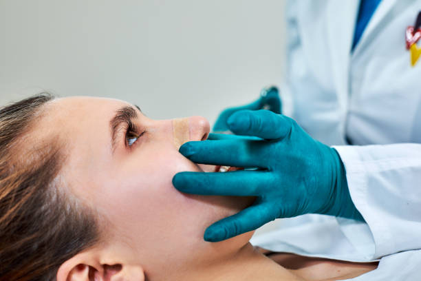 La rhinoplastie structurelle renforce l’architecture du nez. Ainsi, elle vise une amélioration esthétique et fonctionnelle. Elle repose