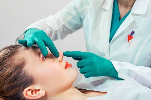 Un bon résultat après une rhinoplastie repose sur l’harmonie du visage. En effet, le nez doit s’intégrer naturellement au profil.