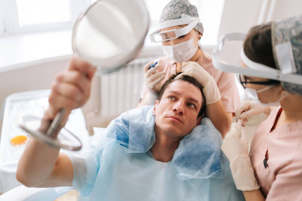 La méthode FUE convient parfaitement aux hommes atteints de calvitie naissante. En effet, cette technique leur offre